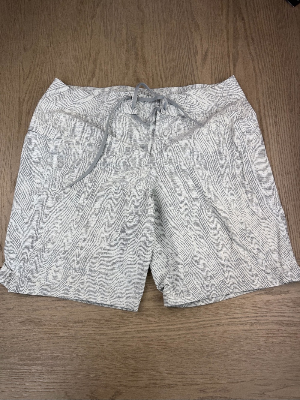 Lululemon Men's Current State Board. Men’s size 32.
